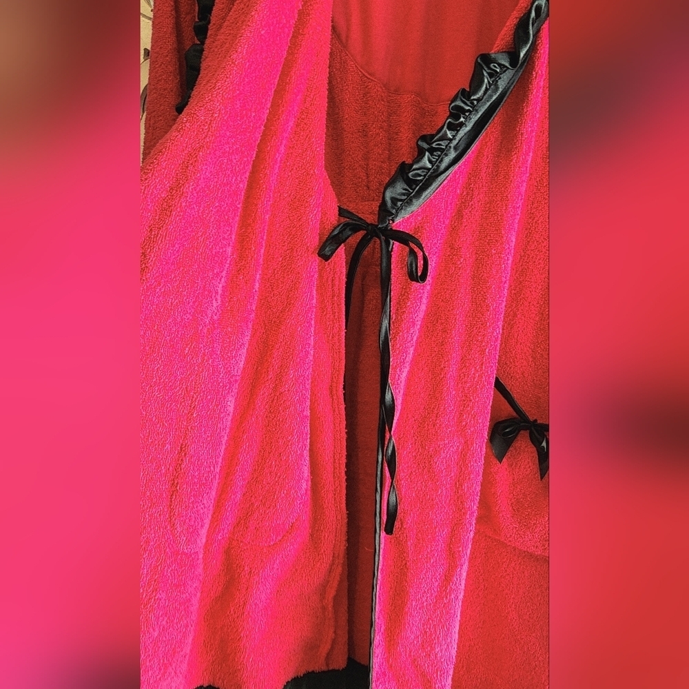 BETSEY JOHNSON INTIMATE ROBE HOT PINK & BLACK SATIN ACCENTS NWT SIZE MEDIUM - Picture 9 of 16